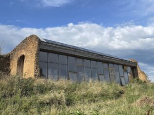 Earthship – ziemianka na trudne czasy