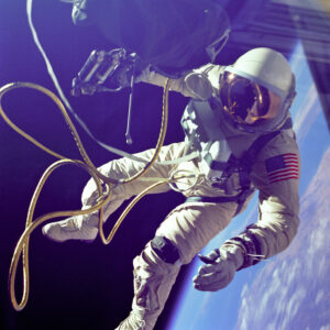 Edward H. White wyszedł na kosmiczny spacer 3 czerwca 1965 r. Trasa prowadziła wzdłuż ściany statku, ale podobno i tak było ciekawie; zdjęcie: NASA
