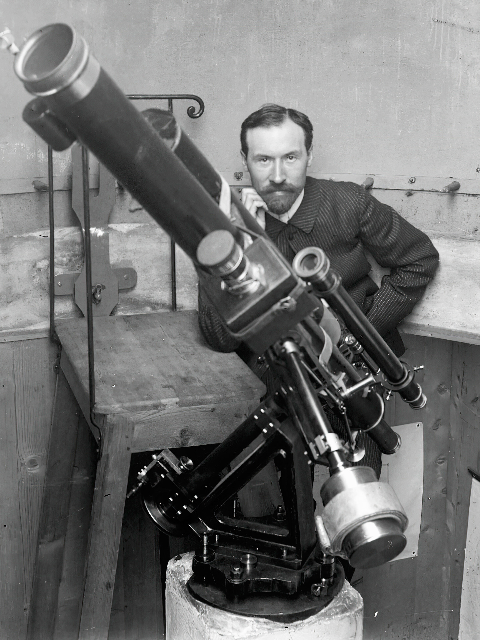 Lucien Rudaux w swoim niewielkim obserwatorium, 1 lipca 1903 r.; zdjęcie: domena publiczna