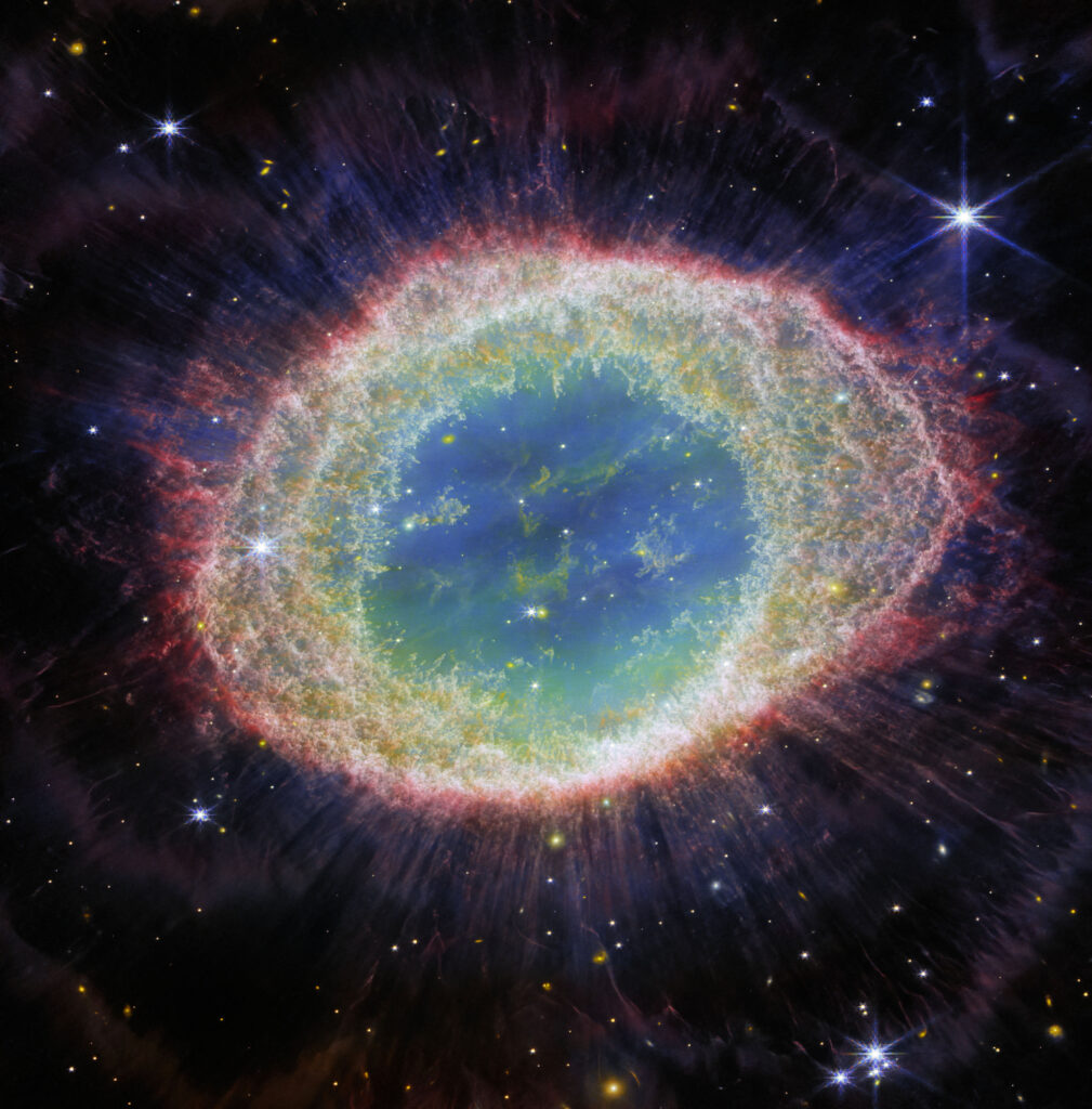 Powstała z gazu i gwiezdnego pyłu Mgławica Pierścień oddalona o 2,3 tys. lat świetlnych od Ziemi. Zdjęcie z teleskopu Webba; zdjęcie: ESA/Webb, NASA, CSA, M. Barlow (UCL), N. Cox (ACRI-ST), R. Wesson (Cardiff University)