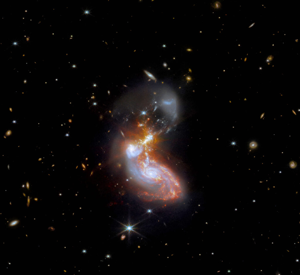 Łączące się galaktyki (obiekt ZW II 96) oddalone od Ziemi o około 500 mln lat świetlnych. Zdjęcie wykonane z teleskopu Webba; zdjęcie: NASA/ESA/CSA/Webb/L. Armus/A. Evans/Hubble Heritage Team/STScI/AURA/Hubble Collaboration