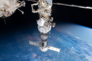 W 2023 r. Siergiej Prokopiew i Dmitrij Petelin (widoczni – choć niezbyt wyraźnie&nbsp; – na zdjęciu) przez 5 godzin i 14 minut naprawiali moduł stacji kosmicznej; zdjęcie: NASA