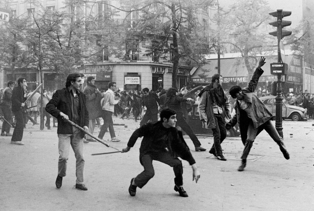 Bruno Barbey Francja. Paryż – walki studentów z policją na bulwarze Saint-Germain w maju 1968 © Bruno Barbey / Magnum Photos