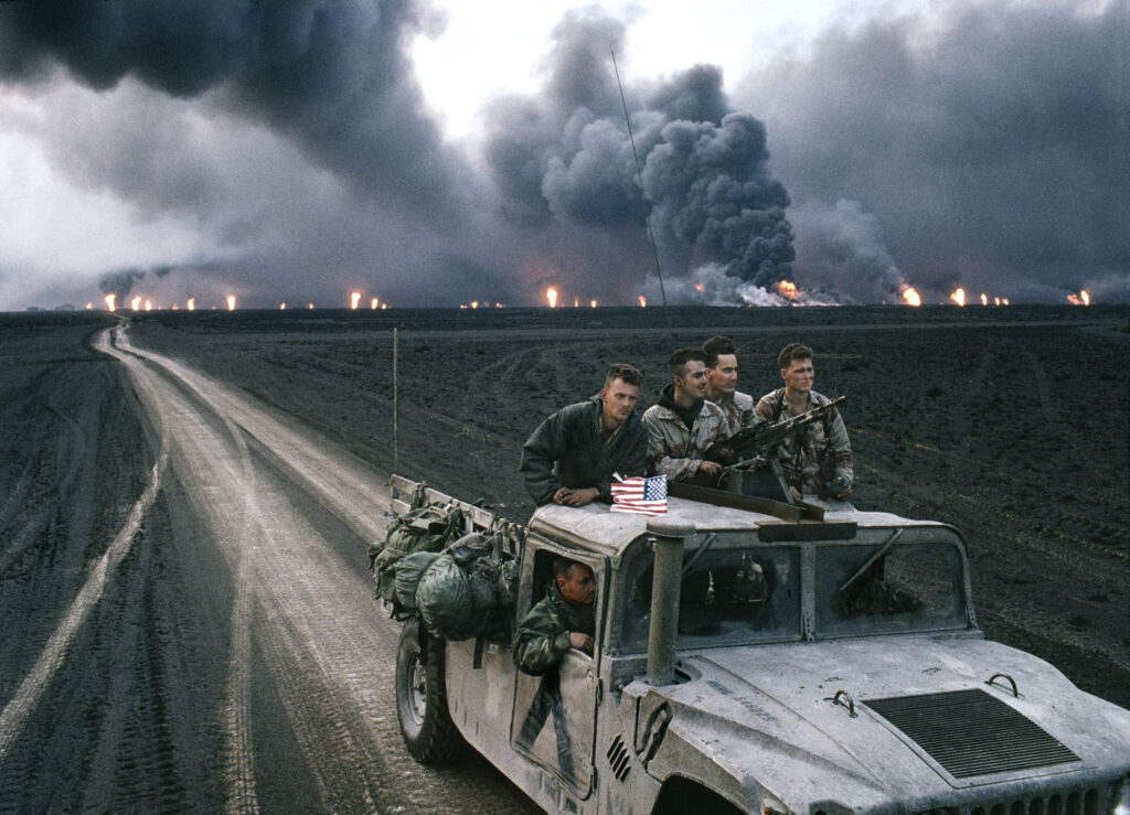 Bruno Barbey Kuwejt, Burkan. Płonące pola naftowe 1991 © Bruno Barbey / Magnum Photos