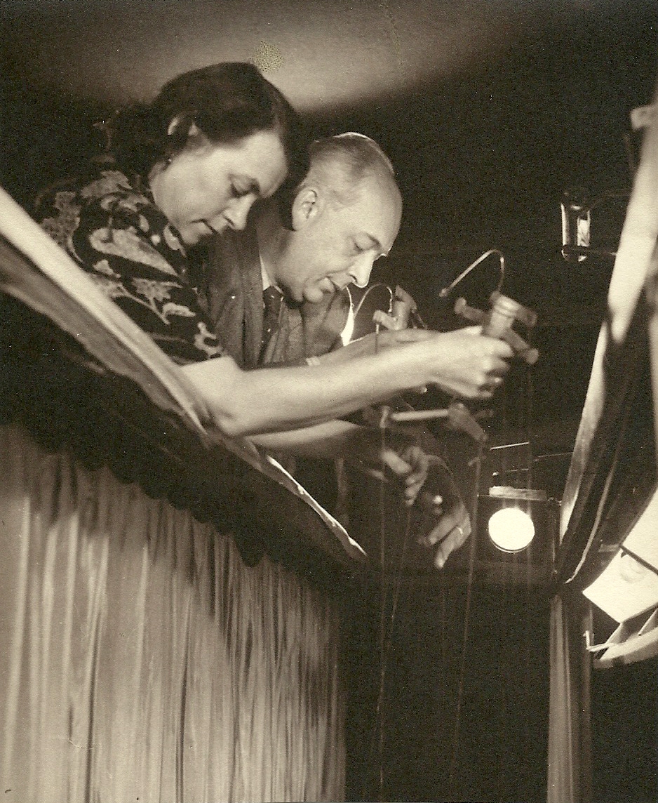 Jiřina i Josef Skupowie podczas przedstawienia, 1940 r., źródło: archiwum Heleny Hesselbarth, domena publiczna/Wikipedia.org