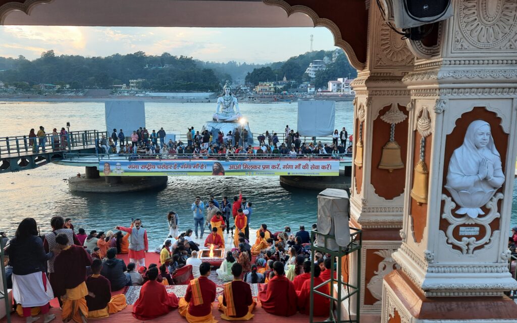 Ceremonia Ganga Aarti nad Gangesem w Ryszikeś. Fot. Agnieszka Rostkowska