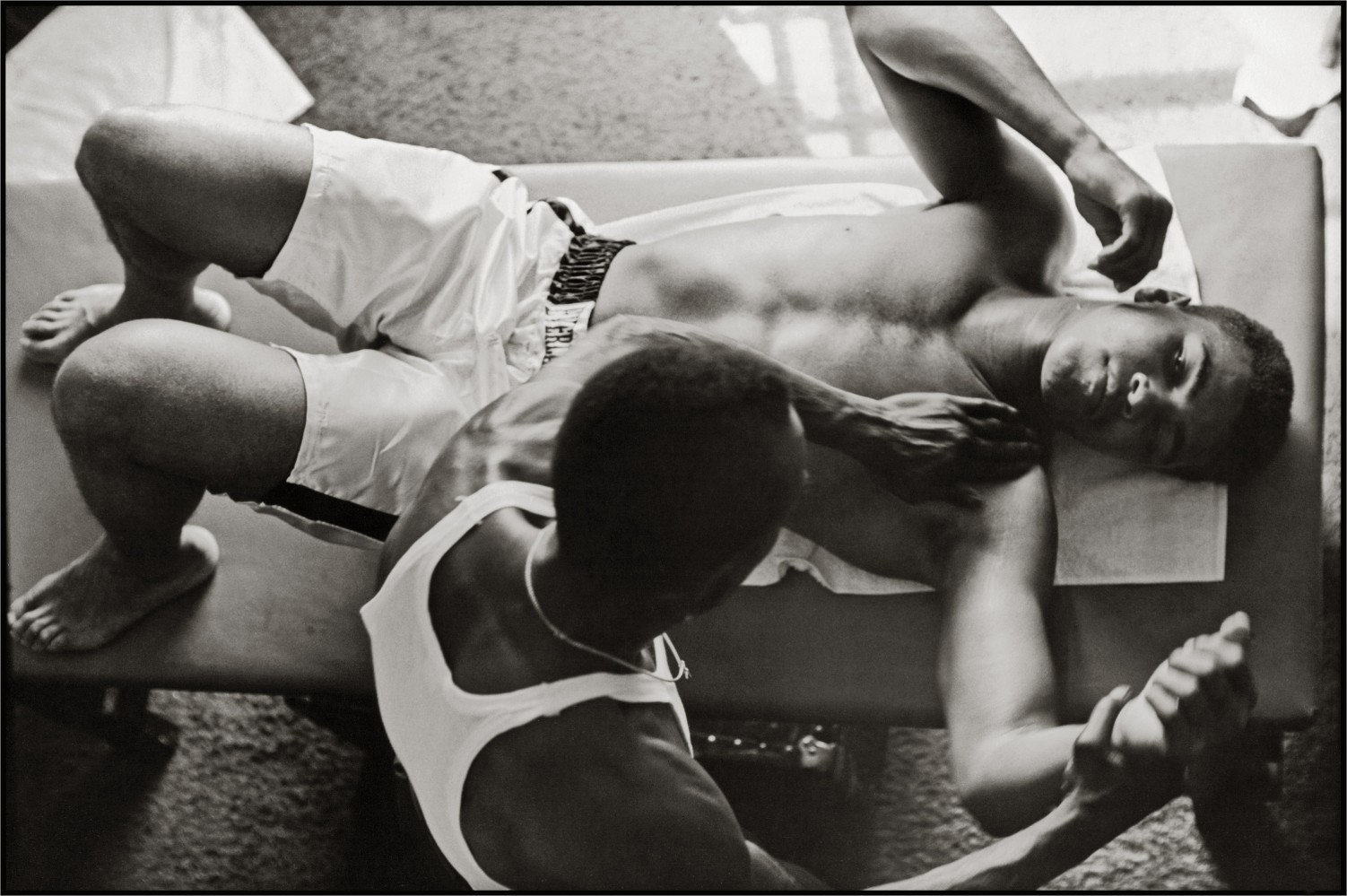 Masażysta pracuje nad bicepsem Muhammada Alego, Miami, Florida, 1966