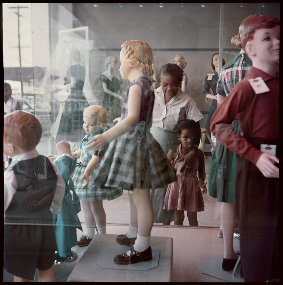 Ondria Tanner z babcią oglądają witryny sklepowe, Mobile, Alabama, 1956 