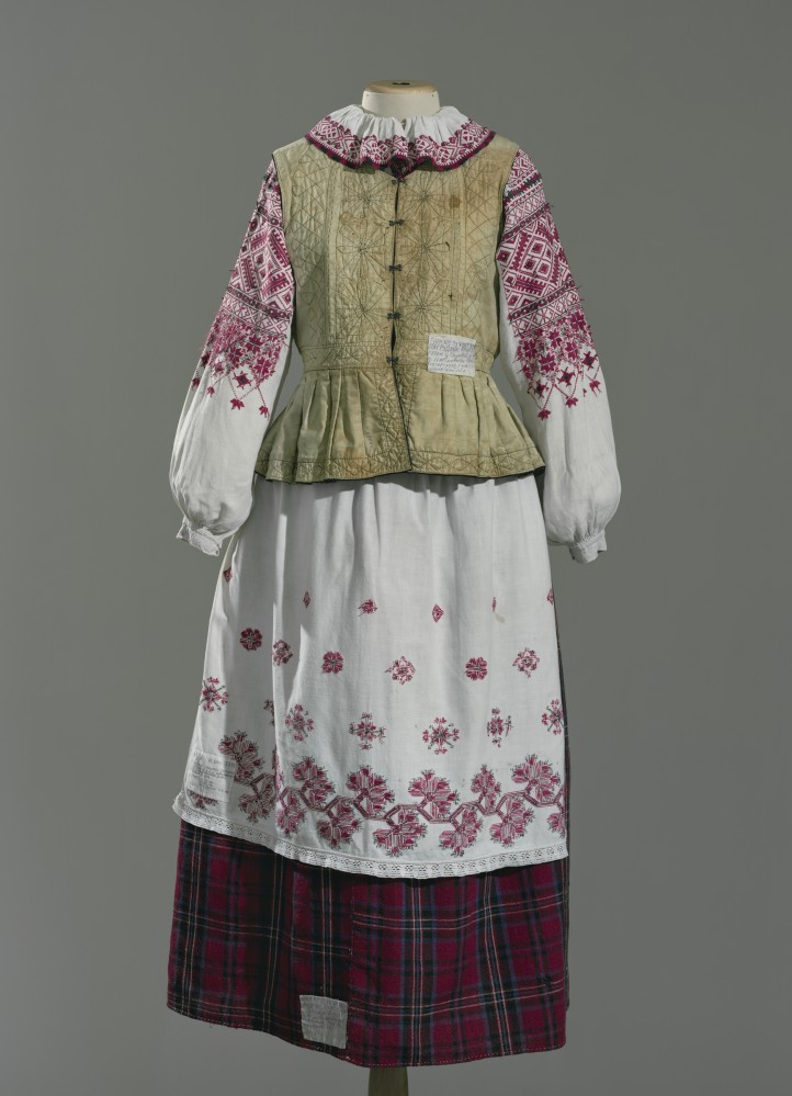 Reverse 19 (National Belorussian costume, Kalinkowicki region, 20th century), National History Museum of the Republic of Belarus, 140cmx190cm, 2016