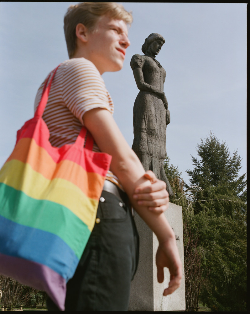 KACPER, 17. Polska jest drugim, najbardziej homofobicznym krajem w Europie. Ludzie są zamknięci na inność. Dziwnie mi tu jest we Wrześni. Czasami czuję się kompletnie sam. Pewnie są tu geje, ale nie ma tu nikogo, kto się przyznaje otwarcie. Miałem nieprzyjemności ze strony innych chłopaków, bo to małe miasto. Jestem mniej mobbingowany od momentu, kiedy pogodziłem się ze sobą i się siebie nie wstydzę. Fajne jest to, że w mojej klasie jest 11 chłopaków, i oni akurat mają na to wywalone. Zaakceptowali to. Mój tata nie wie, że jestem gejem. Ja też trochę nie chcę, żeby wiedział, jak widzę, co ogląda w telewizji. A rodzice muszą to przeczytać? Dobra, napisz, że jestem gejem. Nie mam pojęcia czy bym walczył za kraj. To abstrakcyjne. Jako Polak nie mam kompleksów. Wydaje mi się, że moje pokolenie naprawi Polskę. Że rosną całkiem nieźli ludzie. Wierzę, że może być lepiej. Jestem dość pozytywny, nawet wczoraj miałem rozmowę z przyjaciółką, która mi wyznała, że jak mnie bliżej poznała stwierdziła, że jestem taką superpozytywną osoba. To było miłe. Cieszą mnie po prostu małe rzeczy. One się składają na to, że jestem szczęśliwy. Nie mam sprecyzowanych marzeń. Może w przyszłości chciałbym mieć kogoś.