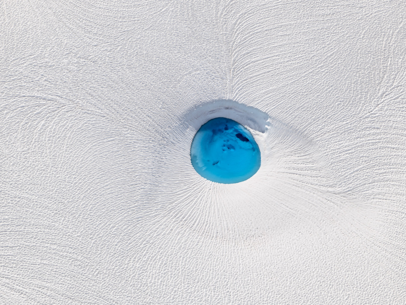 Oko Ziemi – zdjęcie małego lodowcowego jeziora otoczonego lodem wykonane z pokładu hydroplanu w Parku Narodowym Denali, Alaska, 2019 r. 