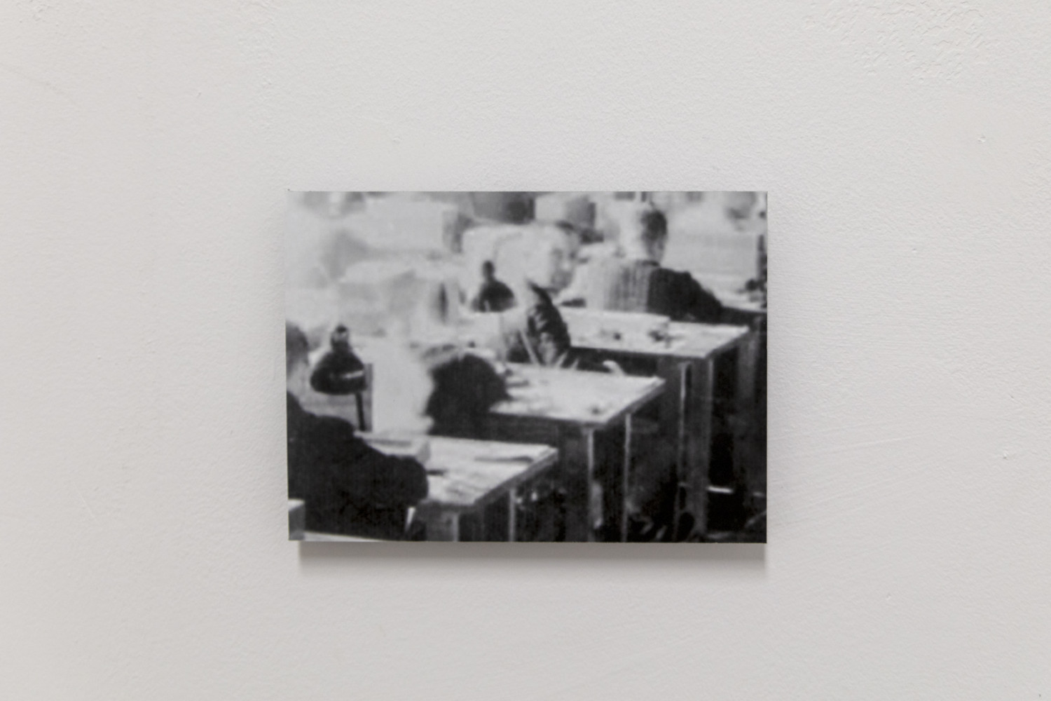 Powiększony fragment wykonanej z ukrycia fotografii warsztatu Messap, w zbiorach KZ-Gedenkastätte Neuengamme (Miejsca Pamięci Obozu Koncentracyjnego Neuengamme), sygn. F 1981-0114.