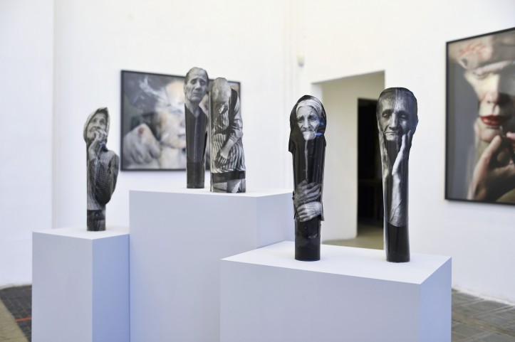 Zdjęcia z wystawy "Głowa, skóra, twarz" w Galerii Raster