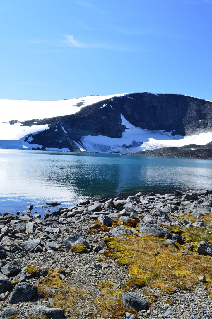 Pasmo górskie Jotunheimen na wysokości 1841 m n.p.m. położone nad jeziorem Juvvatnet. Prowadzi stąd szlak na najwyższy szczyt norweski Galdhøpiggen (2469 m n.p.m.)/ fot. Marta Tomczyk Maryon