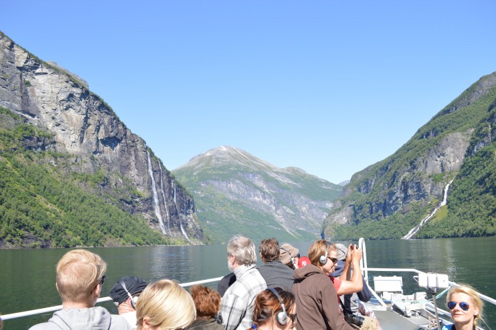 Rejs po fiordzie Geiranger jest jedną z obowiązkowych atrakcji turystycznych. 3. Statki i promy to częsty element norweskiego krajobrazu w lecie. Tutaj promy odwiedzające fiord Geiranger/ fot. Marta Tomczyk Maryon