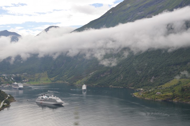 Statki i promy to częsty element norweskiego krajobrazu w lecie. Tutaj promy odwiedzające fiord Geiranger/ fot. Marta Tomczyk Maryon