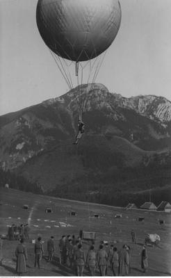 Przygotowania w Dolinie Chochołowskiej do lotu do stratosfery balonem "Gwiazda Polski" (1938) zbiory NAC