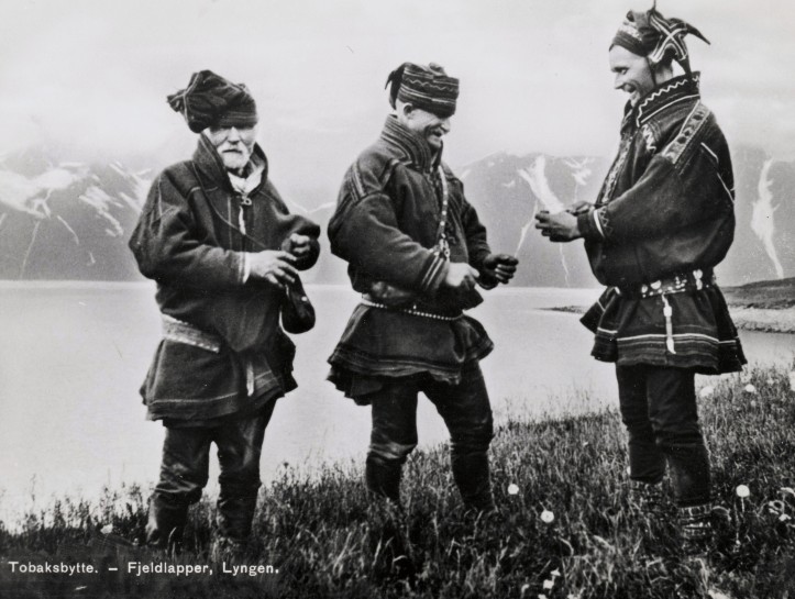 Saamscy mężczyźni częstujący się tabaką (1920)/ źródło: Wikimedia Commons