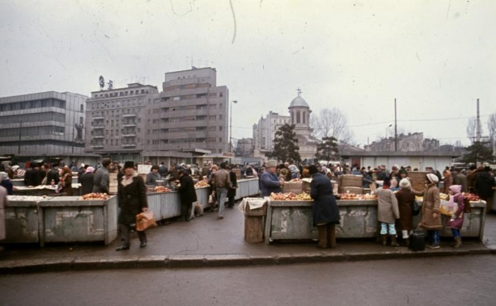 Zdjęcie z ulic Bukaresztu (1986)/ Wikimedia Commons