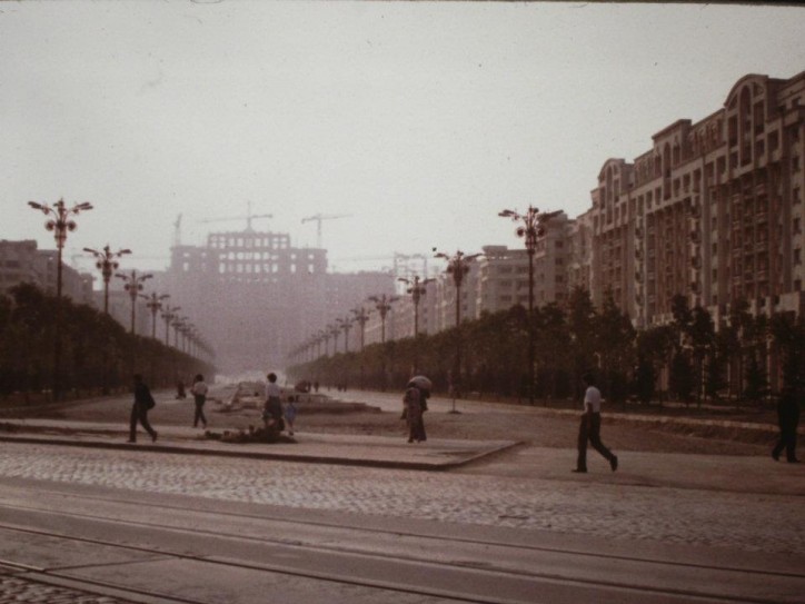 Zdjęcie z ulic Bukaresztu, w tle: budowana Casa Poporului (1986)/ Wikimedia Commons