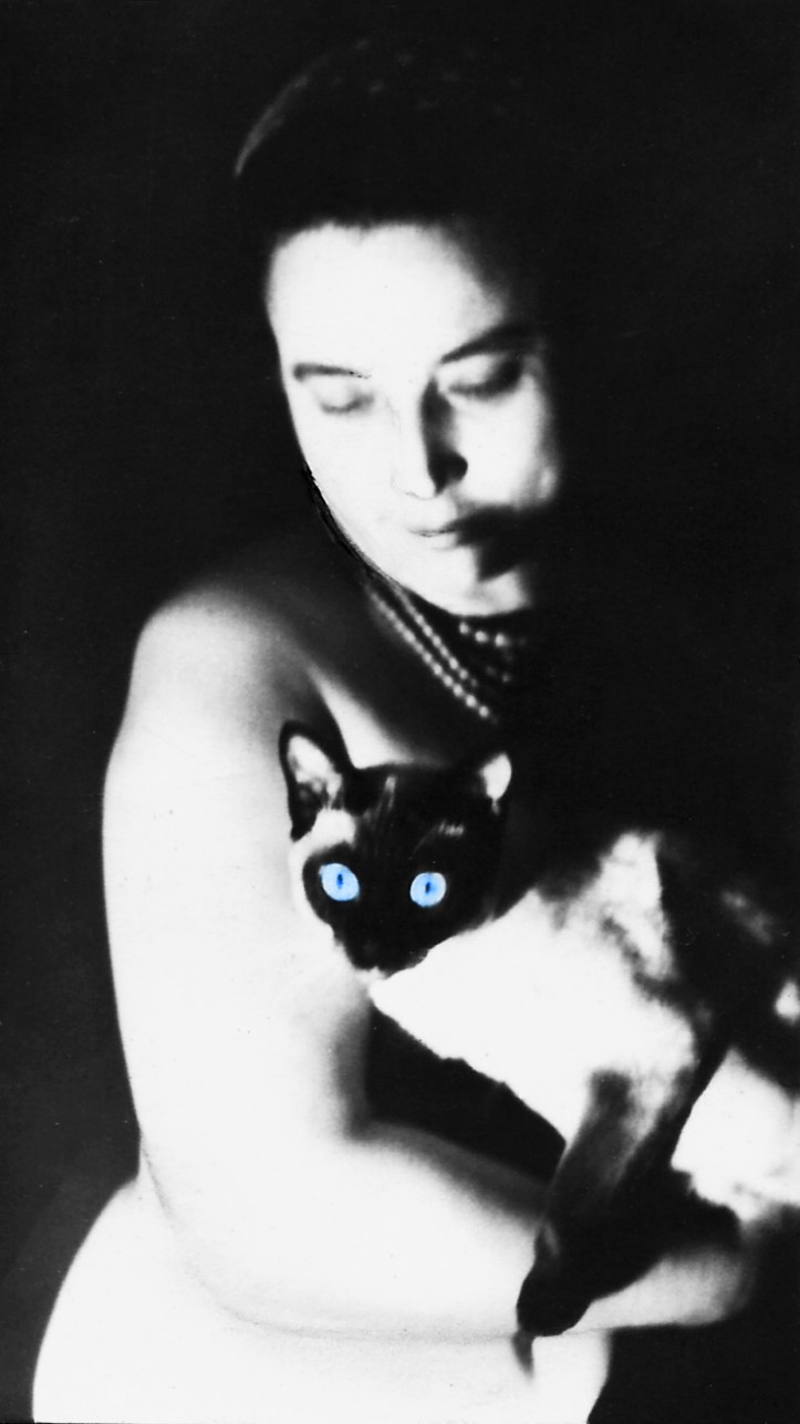 My mother with our Siamese cat, Jagusia. Photo: family archives.