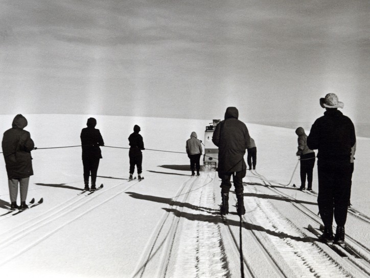 Wyprawa na lodowiec Vatnajökull, 1956 r. Zespół islandzkiego Towarzystwa Badania Lodowców i przyjaciele; zdjęcie: archiwum rodzinne