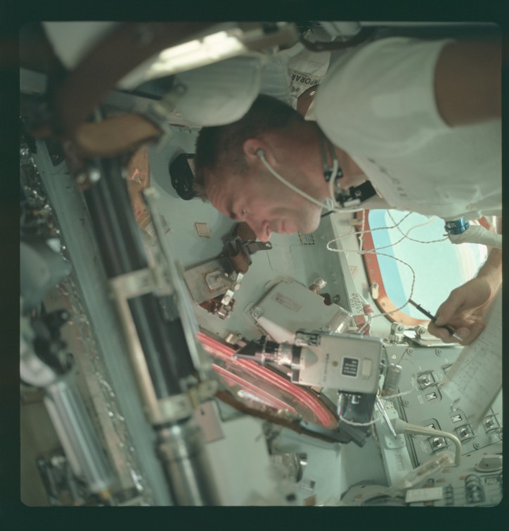 Walter Cunningham na pokładzie Apollo 7, zdjęcie: NASA