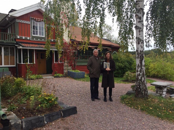 Marek Gosenius i Agnieszka Drotkiewicz przed domem Carla i Karin Larssonów w Sundborn, zdjęcie: Inger Gosenius