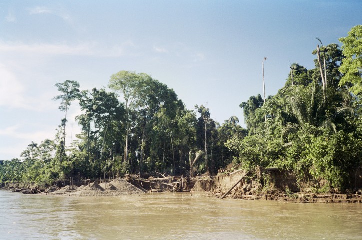 Poturbowany krajobraz wzdłuż rzeki Madre de Dios. W pejzażu brakuje bujnego lasu tropikalnego – zostały resztki.