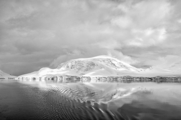 Taki spokój i cisza podczas żeglugi wzdłuż półwyspu antarktycznego były rzadkością. Otaczający nas krajobraz odbijał się wtedy w tafli wody niczym w lustrze; zdjęcie: Maciek Jabłoński (F11 / f11-photo.pl)