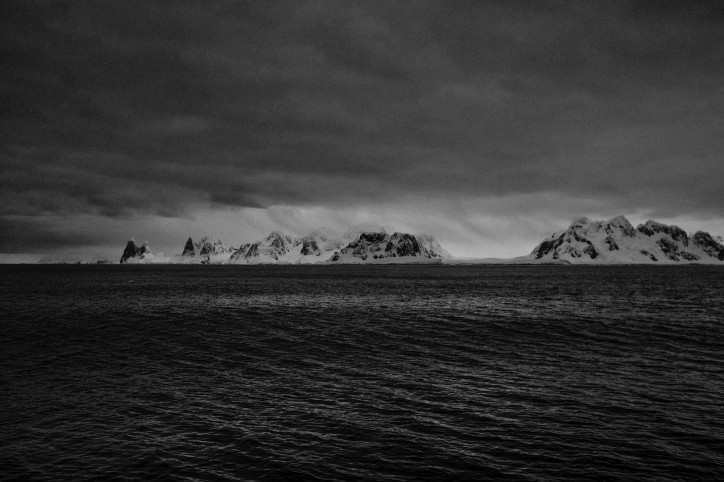 Godz. 4 nad ranem, to była moją "świtówka". Dryfowaliśmy z falą po nieudanej próbie dotarcia do ukraińskiej bazy antarktycznej. Z ciężkich chmur wyłonił się krajobraz jak z książek Tolkiena; zdjęcie: Maciek Jabłoński (F11 / f11-photo.pl)
