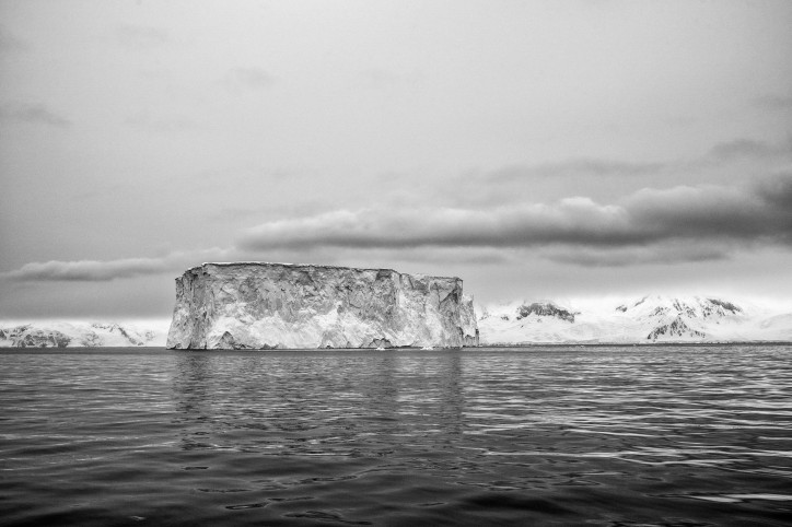 Żeglując po wodach Antarktyki mijaliśmy góry lodowe różnej wielkości i różnego kształtu. Ta była ogromnym regularnym blokiem; zdjęcie: Maciek Jabłoński (F11 / f11-photo.pl)