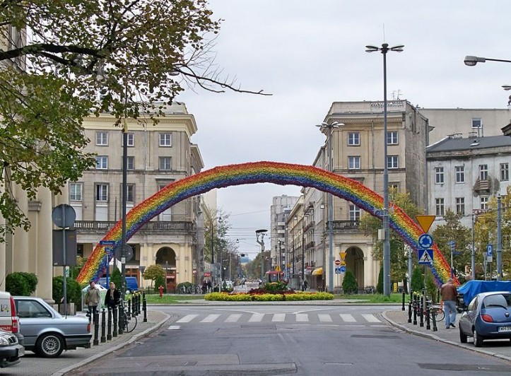 instalacja "Tęcza" Julity Wójcik na Placu Zbawiciela w Warszawie, 2012 r./Wikimedia Commons (CC BY-SA 4.0)