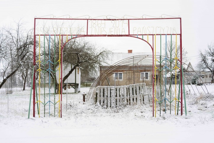 Daniel Rycharski, Brama, instalacja, 2014. Zdjęcie wykonane we wsi Kurówko; zdjęcie: Daniel Chrobak, dzięki uprzejmości organizatorów