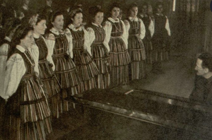 Zespół Pieśni i Tańca "Mazowsze" z Tadeuszem Sygietyńskim, zdjęcie: Roman Burzyński,  archiwum, nr 309/1951