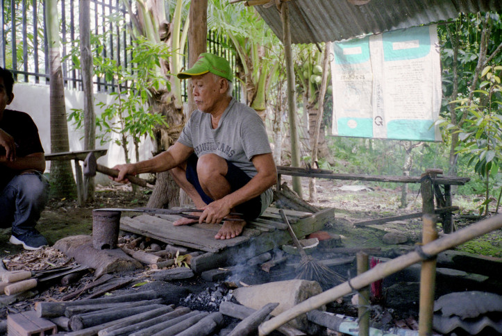 Ostatni kowal w Chau Doc, stal uzyskuje w wojennych niewybuchów; zdjęcie: Paulina Wilk