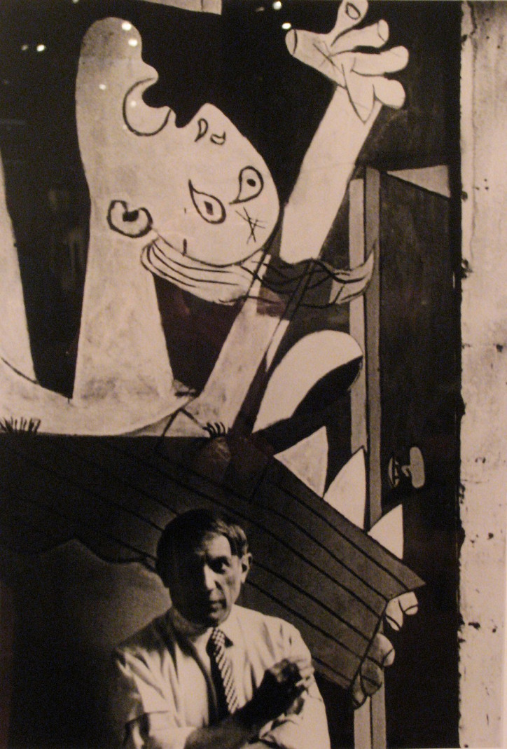 Picasso na tle obrazu "Guernica", Paryż, 1937 r., zdjęcie: David Seymour (CC BY 2.0)