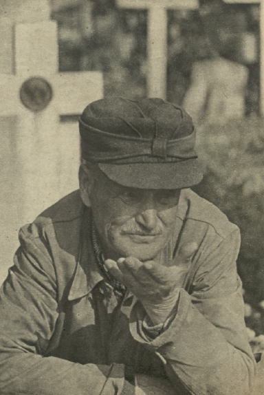 Siedemdziesięcioletni starszy grabarz z krakowskiego cmentarza na Salwatorze — Tomasz Kuśnierz; zdjęcie: archiwum, 656/1957 r. 