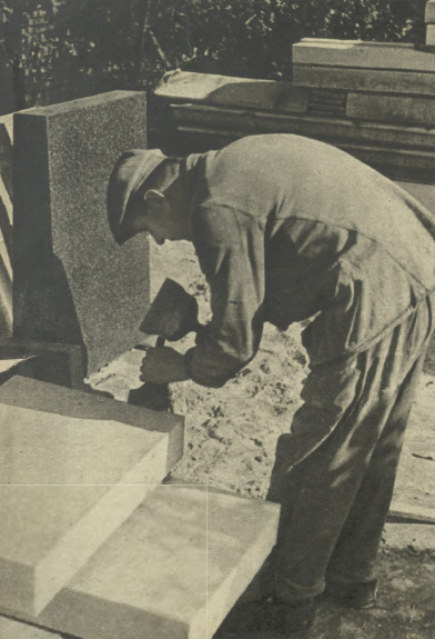 Ten człowiek, ze znanego w Krakowie zakładu kamieniarskiego prosił, by nie podawać jego nazwiska; zdjęcie: archiwum, 656/1957 r. 