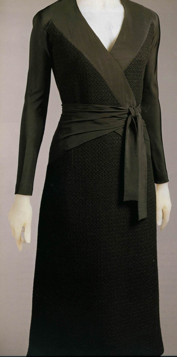 Popołudniowa sukienka kopertowa Elsy Schiaparelli z wczesnych lat 30