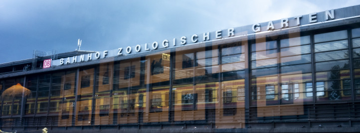 Z wnętrza wystawy - odbicie fotografii na stacji Zoologische Garten.