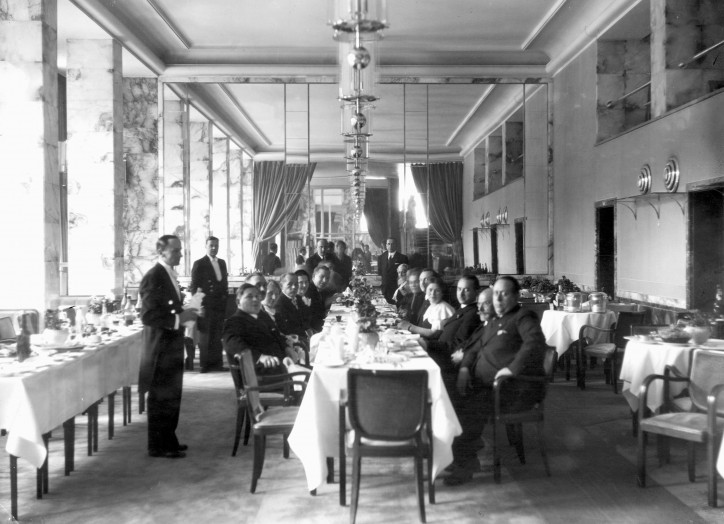 Uroczystość poświęcenia hotelu, 1935 r.; zdjęcie: Kazimierz Wiśniowski, domena publiczna/NAC