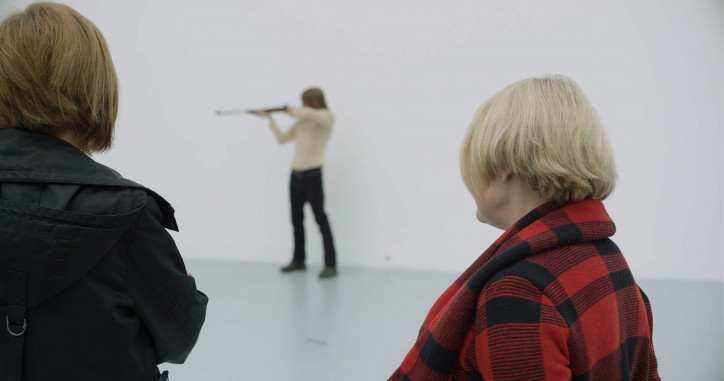 Przemek Branas, "Untitled", videoperformance 05’29’’, film dokumentujący m.in. reenactment performansu Chrisa Burdena "Shoot" z 1971 roku. Konkurs Spojrzenia, organizowany przez Deutsche Bank i Zachętę – Narodową Galerię Sztuki, 2017 r.  