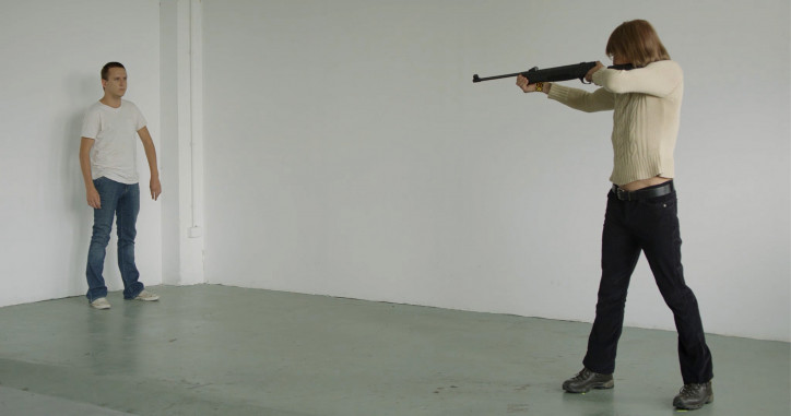 Przemek Branas, "Untitled", videoperformance 05’29’’, film dokumentujący m.in. reenactment performansu Chrisa Burdena "Shoot" z 1971 roku. Konkurs Spojrzenia, organizowany przez Deutsche Bank i Zachętę – Narodową Galerię Sztuki, 2017 r.  