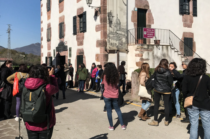 Aktywistki przed muzeum w Zugarramurdi; fot. Ana Maria Luca