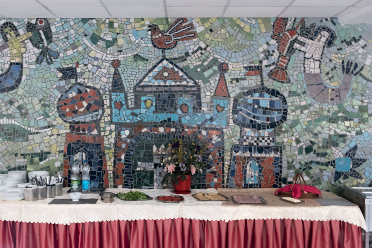 Bajki i plastry sera. Mozaika ścienna w jadalni ośrodka „Grodno II”, zdjęcie: Krzysztof Racoń