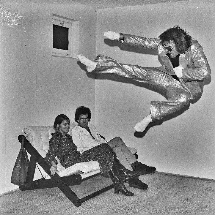 Zygmunt Rytka, Bluff, 1978 r. Wiele z prac Zygmunta Rytki powstało w formie mini-performance, odgrywanego przez artystę przed obiektywem aparatu. W cyklu Bluff Rytka wcielił się w rolę karateki w złotym garniturze i białych rękawiczkach, wykonującego skoki, uderzenia i pozującego przed kamerami.