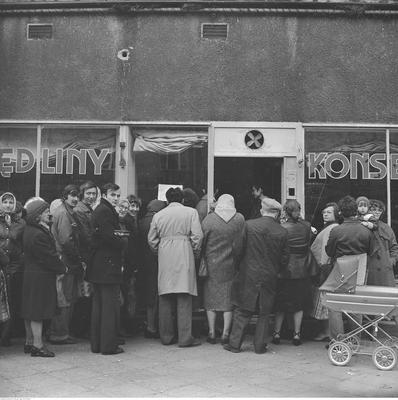Kolejka przed sklepem mięsnym w Warszawie, 1981 r.,  zdjęcie: Grażyna Rutkowska/NAC
