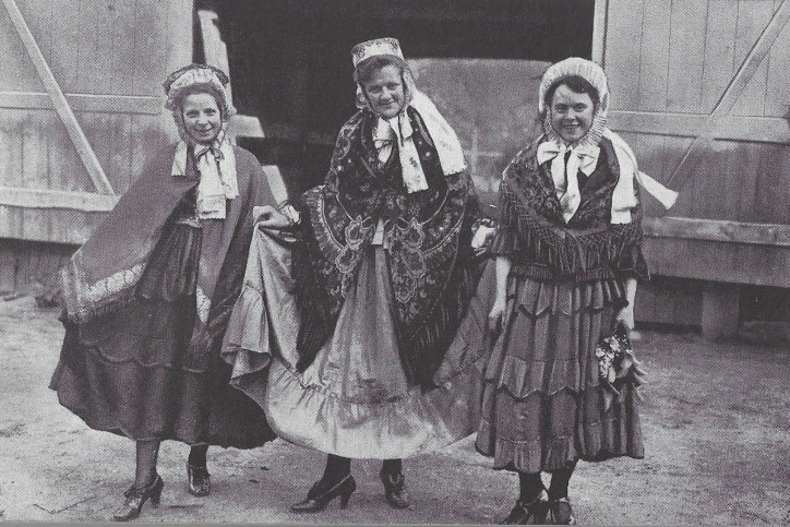 Dziewczęta w warmińskich strojach ludowych (lata 20-te XX w.), Emil Johannes Guttzeit 