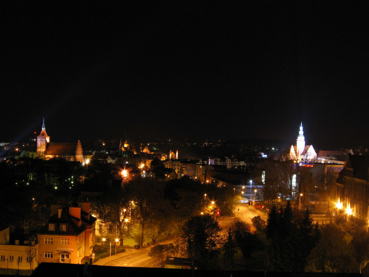 Olsztyn nocą, widok na Stare Miasto, zdjęcie: Mazaki/Wikimedia Commons (CC BY-SA 3.0 PL)